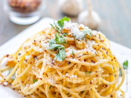 Спагети Алио е олио - паста със зехтин, чесън, пармезан и магданоз - снимка на рецептата